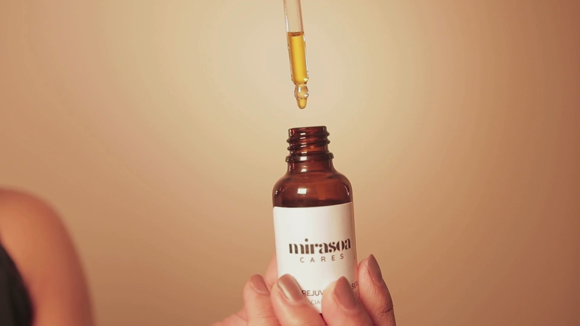 Charger la vidéo : Mirasoa Cares Rejuvenating Serum for all type of skin